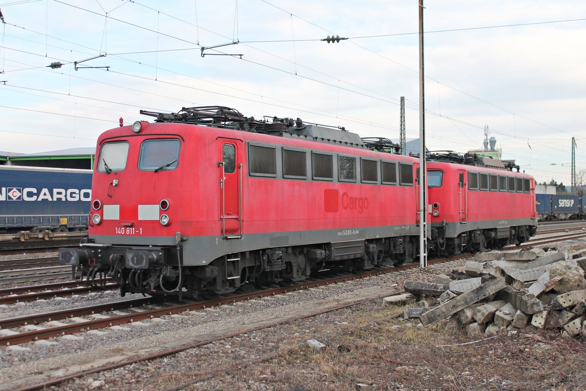 Am Nachmittag des 23.02.2017 standen EBS 140 811-1 und 140 815-2 (ex. RBH 163) immer noch abgestellt auf einem Abstellgleis im Bahnhof von Efringen-Kirchen und warteten auf ihren nächsten Einsatz.