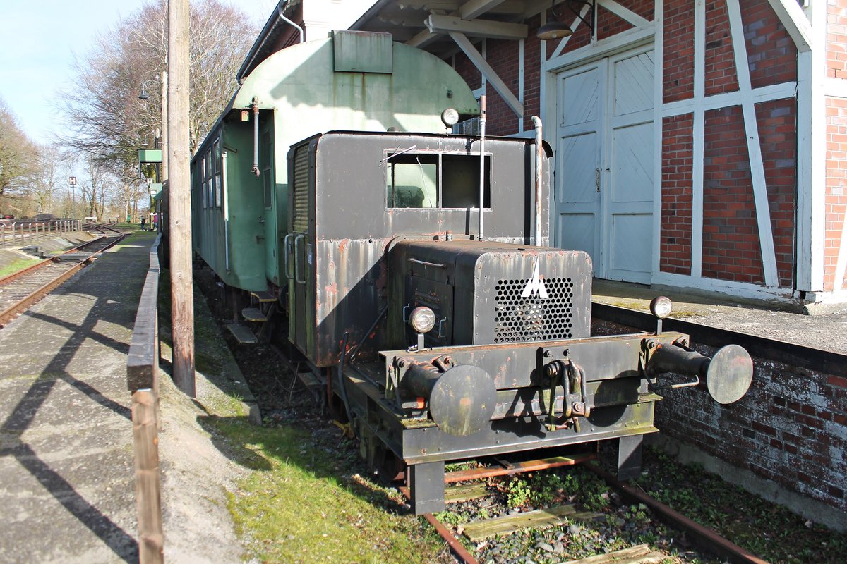 Am Nachmittag des 23.03.2019 stand die Kleinlok, welche 1939 von der Rheiner Maschinenfabrik Windhoff A.-G., der MBB im Museumsbahnhof von Bad Bederkesa an der Laderampe abgestellt. Im Jahr 1939 wurde sie an die Weser Flugzeugbau GmbH in Bremen-Oslebshausen ausgeliefert und 1949 dann an die Carlswerk Felten & Guillaume in Nordenham weitergegeben, bevor sie dann 1996 dann an die MBB - Museumseisenbahn Bremerhaven-Berderkesa e.V. ging.