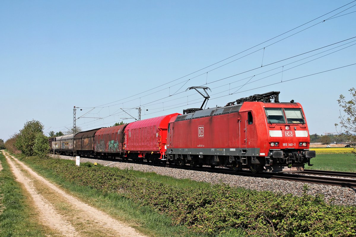 Am Nachmittag des 23.04.2020 fuhr 185 140-1 mit dem EZ 45015 (Mannheim Rbf - Chiasso Smistamento) südlich von Buggingen über die KBS 702 durchs Rheintal in Richtung Schweiz.