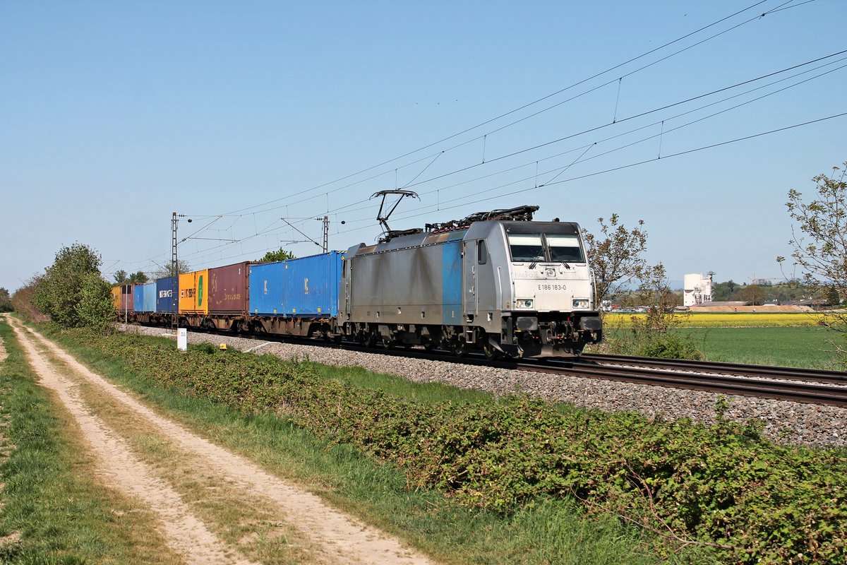 Am Nachmittag des 23.04.2020 fuhr Rpool/LINEAS E 186 183-0 mit dem DGS 40041 (Zeebrugge Vorming - Milano Smistamento) südlich von Buggingen über die Rheintalbahn durchs Markgräflerland in Richtung Schweiz.
