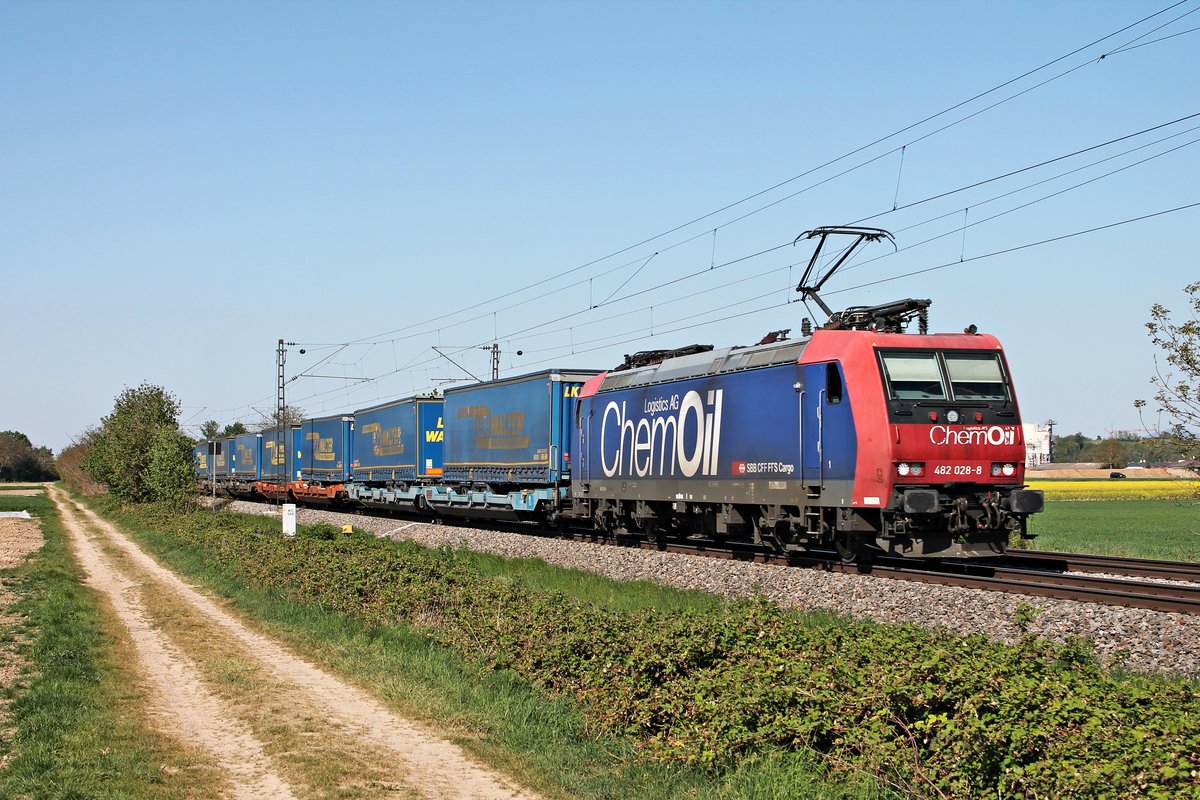 Am Nachmittag des 23.04.2020 fuhr Re 482 028-8  ChemOil Logistics AG  mit dem  LKW Walter -KLV DGS 43717 (Lübeck Skandinavienkai - Novara Boschetto), welchen sie von Lübeck bis Basel SBB RB bespannte, südlich von Buggingen über die Rheintalbahn in Richtung Müllheim (Baden).