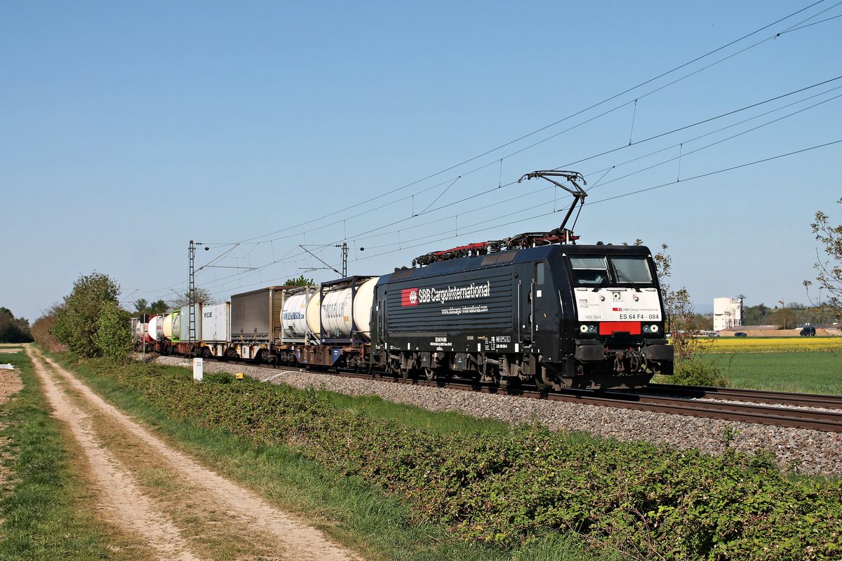 Am Nachmittag des 23.04.2020 fuhr MRCE/SBBCI ES 64 F4-084 (189 984-8)  SBB Cargo International  mit einem Containerzug aus Rotterdam südlich von Buggingen durchs Rheintal in Richtung Schweiz.