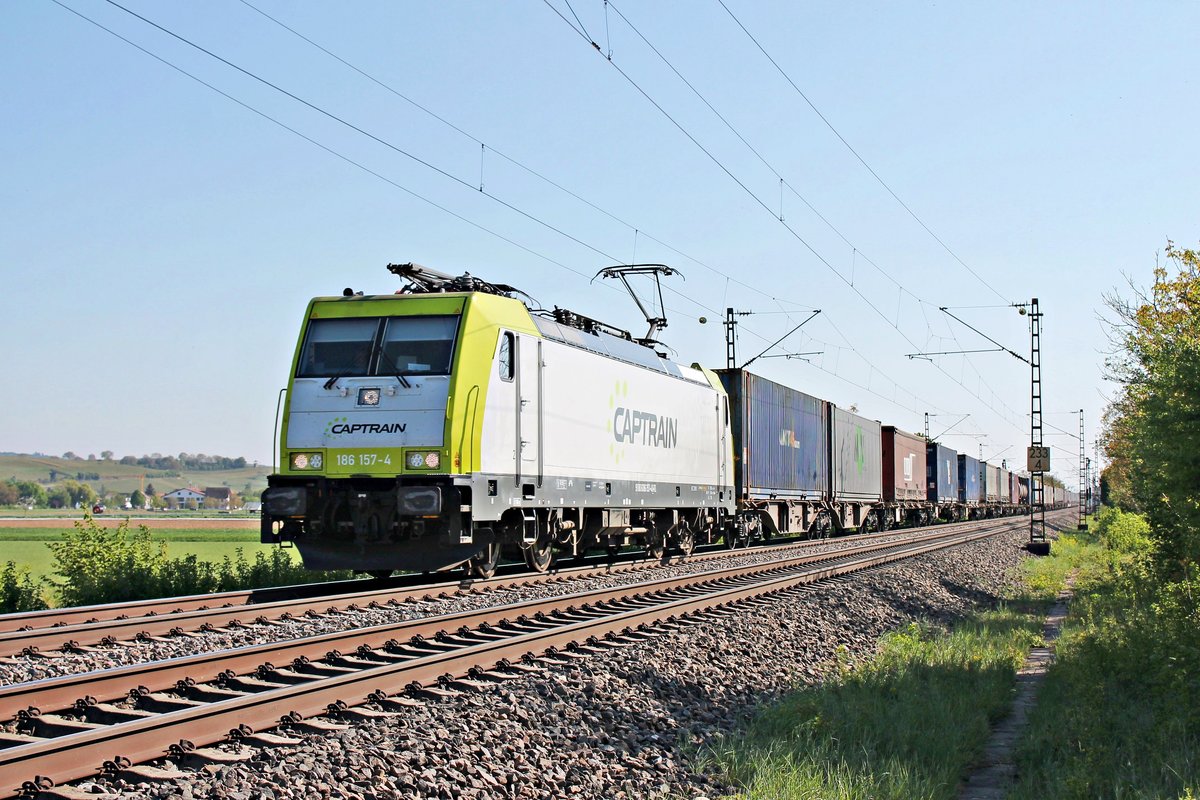 Am Nachmittag des 23.04.2020 fuhr ITL/CCW 186 157-4 mit dem DGS 43558 (Gallarate - Geleen Lutterade) nördlich von Hügelheim über die Rheintalbahn durchs Markgräflerland in Richtung Freiburg (Breisgau).