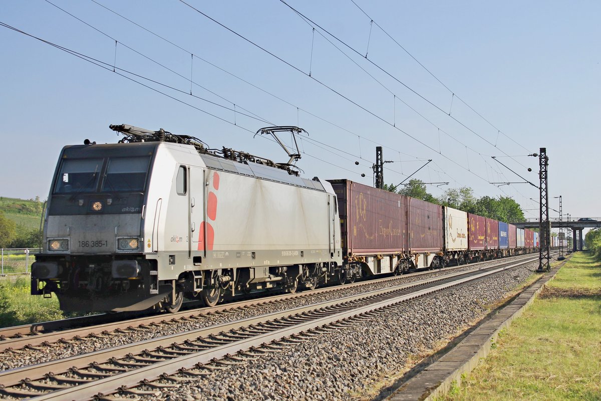 Am Nachmittag des 23.05.2019 fuhr AKIEM/LINEAS 186 385-1 (ex. 186 371-1) mit einem Containerzug nach Belgien südlich vom Haltepunkt von Buggingen über die Rheintalbahn in Richtung Freiburg (Breisgau).