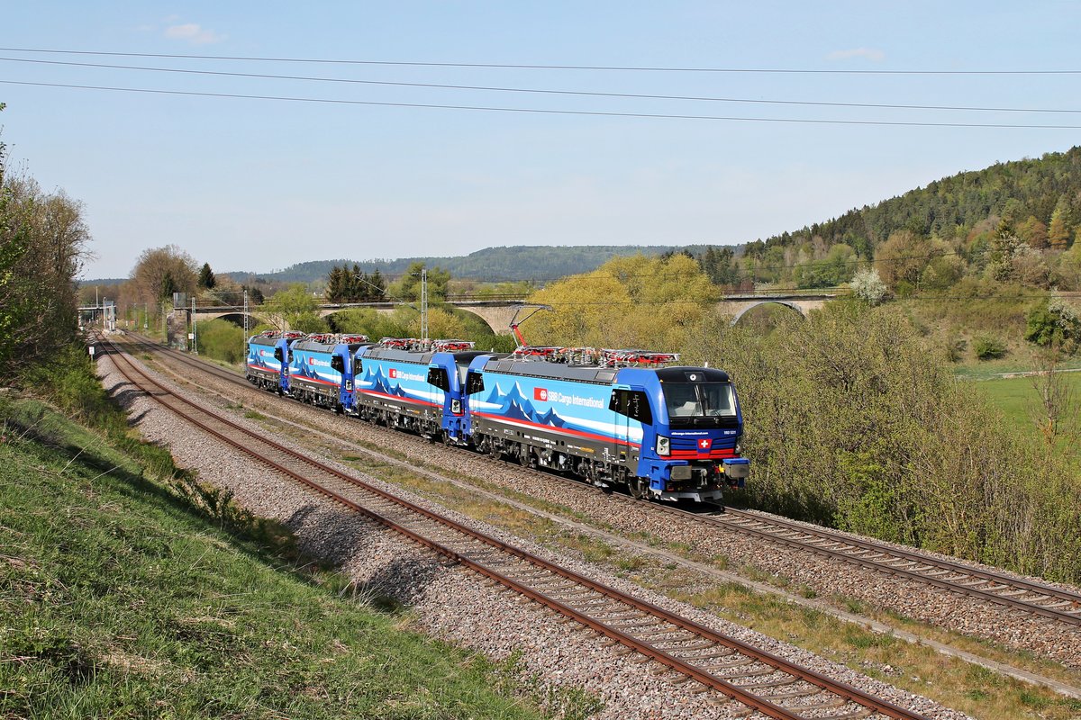 Am Nachmittag des 24.04.2020 fuhr Südleasing/SBBCI 193 531  Reuss  zusammen mit 193 529  Neckar , 193 530  Po  und 193 528  Mosel  als Lokzug (Regensburg Hbf - Basel SBB RB) beim Haltepunkt Rottweil Saline über die Gäubahn in Richtung Tuttlingen.