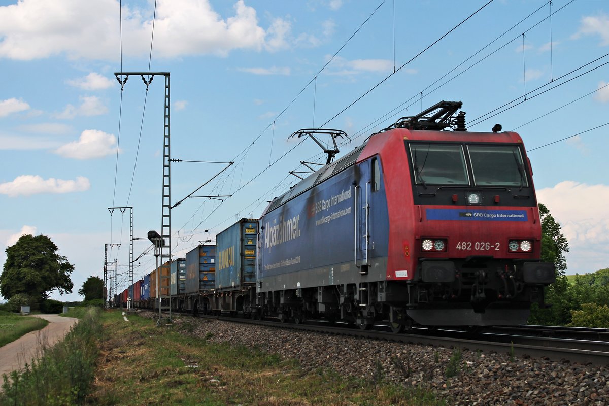 Am Nachmittag des 24.05.2018 bespannte Re 482 026-2  Alpäzähmer  einen langen Containerzug, welche sie seit Aachen West anführte, nördlich von Müllheim (Baden) durchs Rheintal in Richtung Basel.