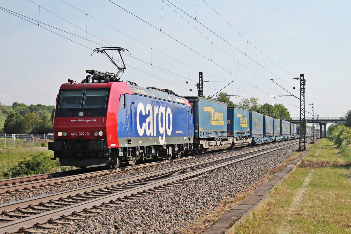 Am Nachmittag des 24.05.2019 fuhr die Re 482 027-0 mit einem  LKW Walter -KLV aus Italien südlich vom Haltepunkt Buggingen über die KBS 703 durchs Rheintal in Richtung Freiburg (Breisgau).