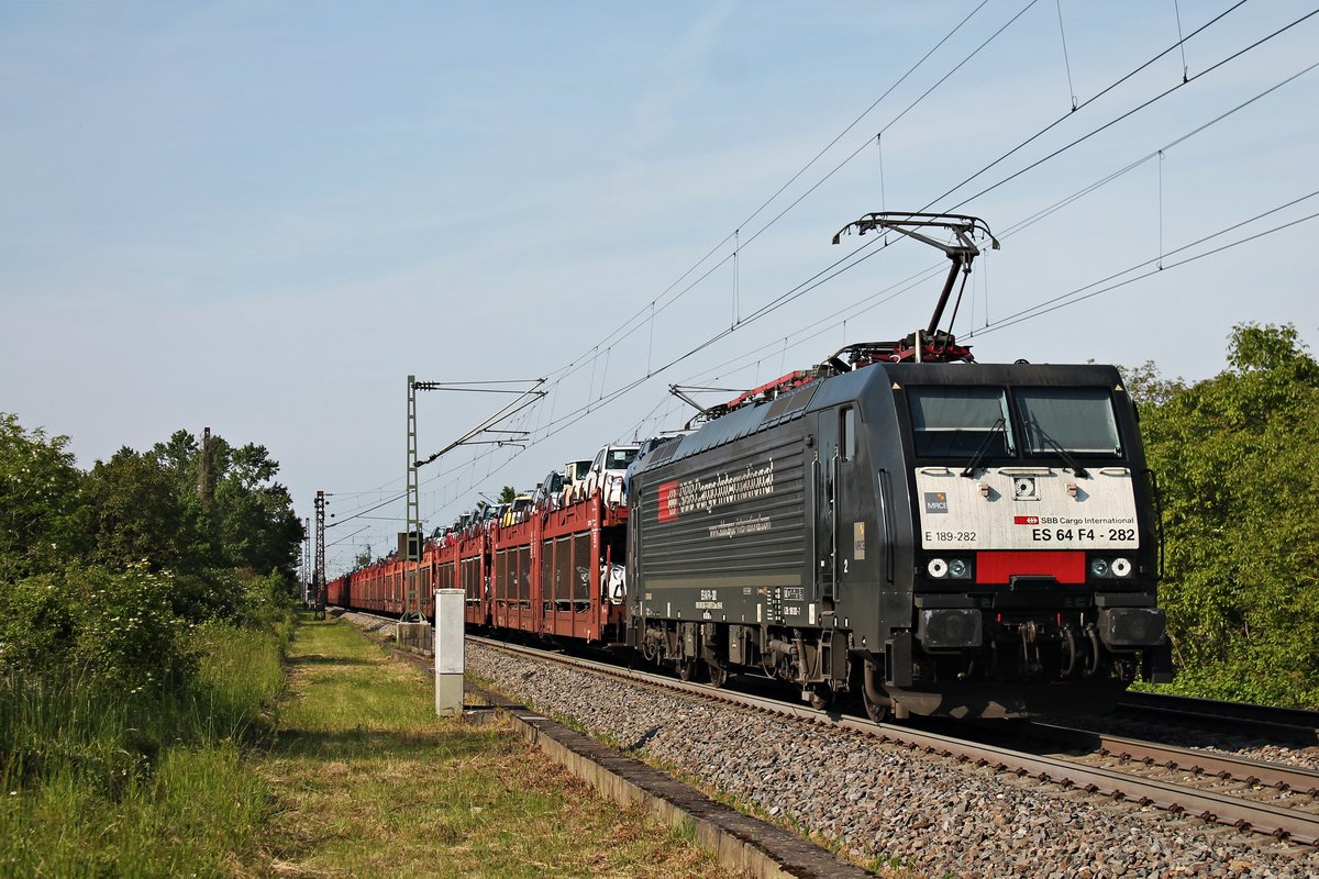 Am Nachmittag des 24.05.2019 fuhr die MRCE/SBBCI ES 64 F4-282 (189 282-7)  SBB Cargo International  mit dem  Hyundai -Autoganzzug aus Rotterdam südlich vom Haltepunkt Buggingen über die KBS 703 durchs Rheintal in Richtung Schweizer Grenze.