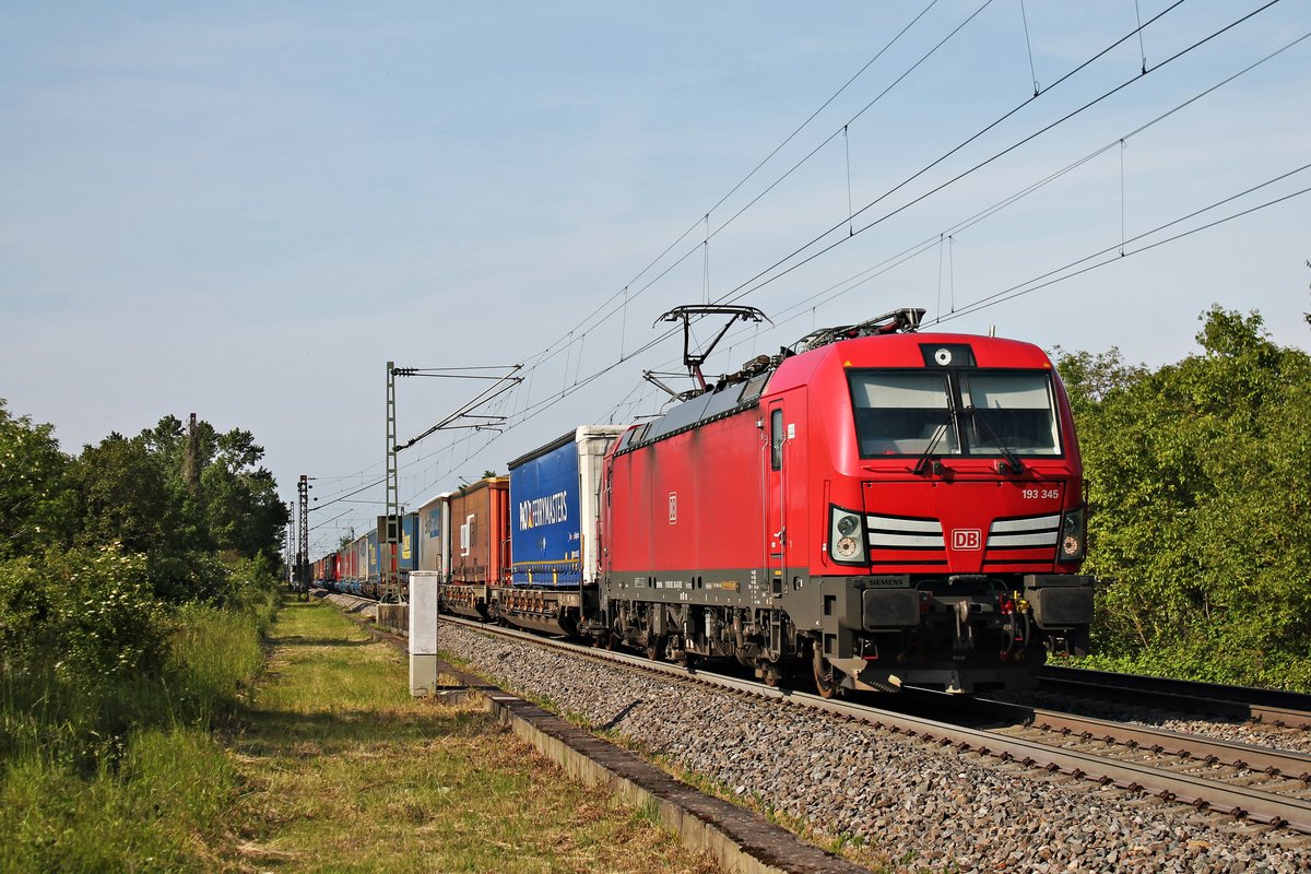 Am Nachmittag des 24.05.2019 fuhr die 193 345 mit einem langen und bunten KLV nach Italien beim Haltepunkt Buggingen über die KBS 703 durchs Markgräflerland in RIchtung Schweiz.