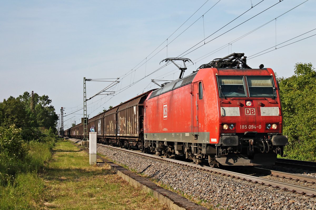 Am Nachmittag des 24.05.2019 fuhr die 185 094-0 mit einem leerem  Redbull -Zug nach Buchs, als sie südlich vom Haltepunkt Buggingen über die KBS 703 durchs Markgräflerland in Richtung Basel.