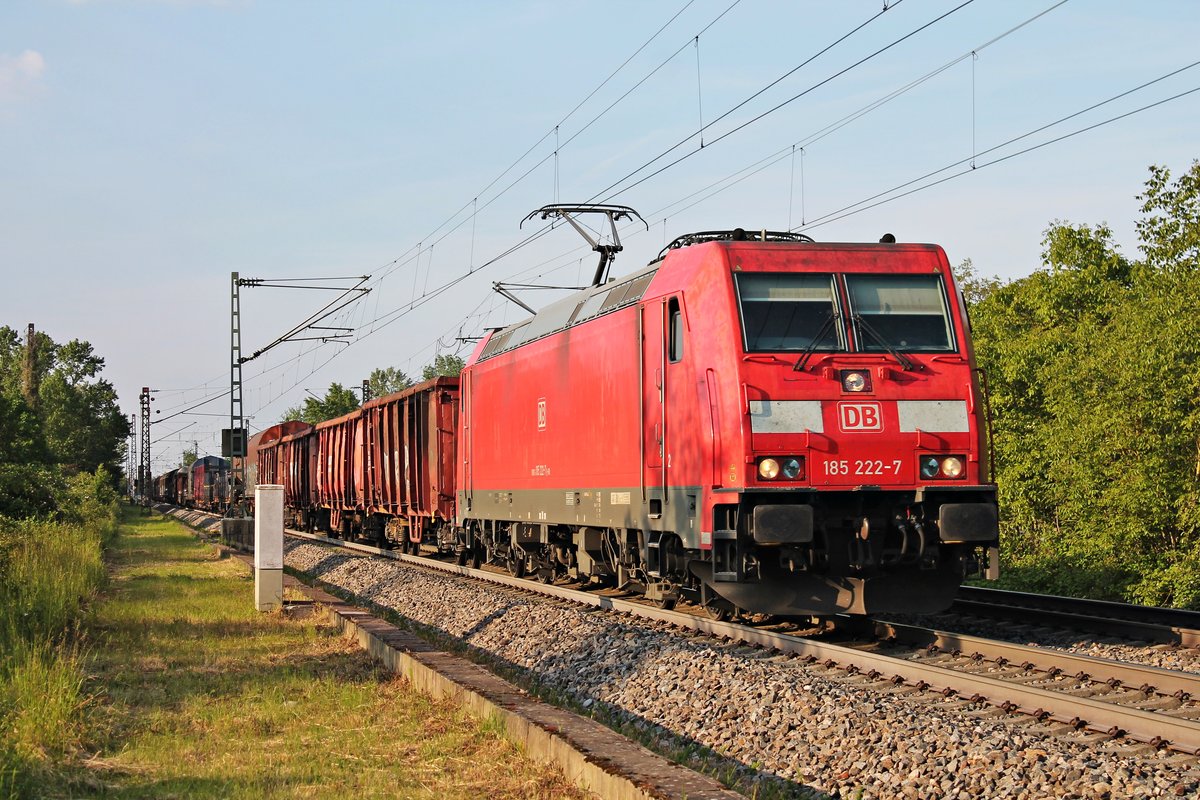 Am Nachmittag des 24.05.2019 fuhr die 185 222-7 mit einem gemischten Güterzug (Mannheim RBf - Basel Bad Rbf) südlich vom Haltepunkt Buggingen über die Rheintalbahn durchs Markgräflerland in Richtung Schweizer Grenze.