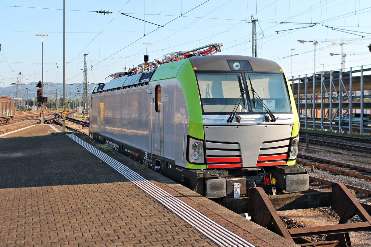 Am Nachmittag des 24.09.2016 stand die neue Re 475 405 von BLS Cargo, noch ohne Beschriftung und Werbung, abgestellt am südlichen Ende vom Bahnsteig 2/3 im Badischen Bahnhof von Basel und wartete auf ihre Verzollung und ihre weitere Überführung ins BLS Depot nach Spiez.