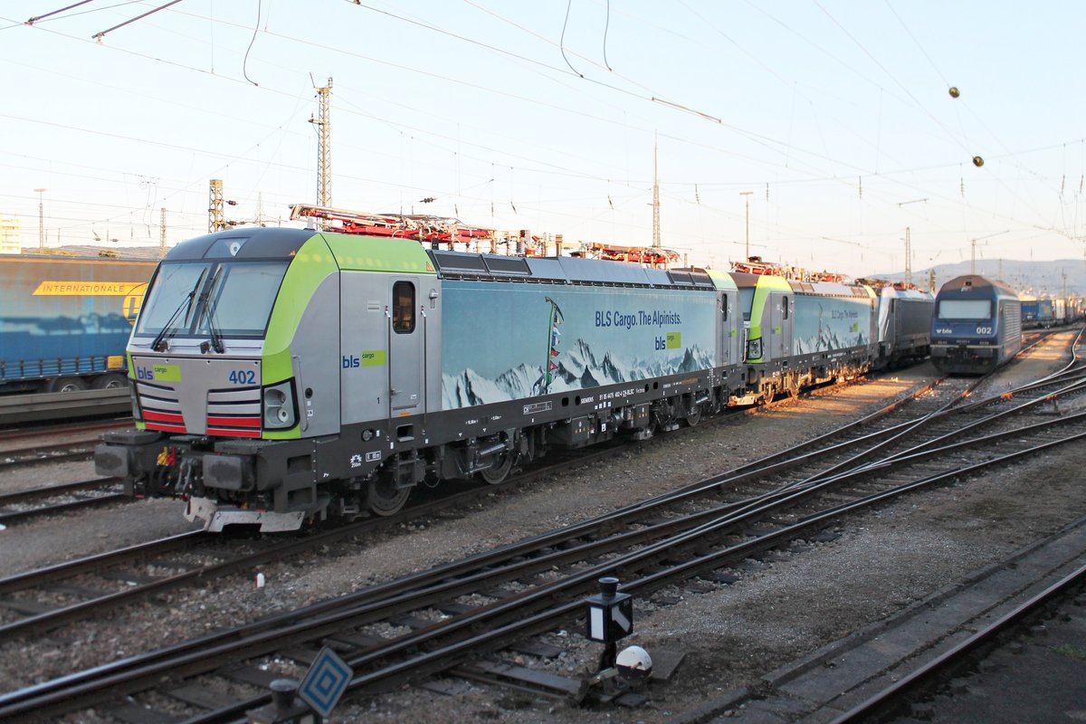 Am Nachmittag des 24.09.2016 stand Re 475 402  BLS Cargo. The Alpinists.  zusammen mit Re 475 401  BLS Cargo. The Alpinists. , Rpool/BLS C187 005-4  BLS Cargo. Die Alpinisten  und Re 465 002-4  Gornergrat  abgestellt in Basel Bad Bf und warteten gemeinsam auf ihre nächsten Einsätze.