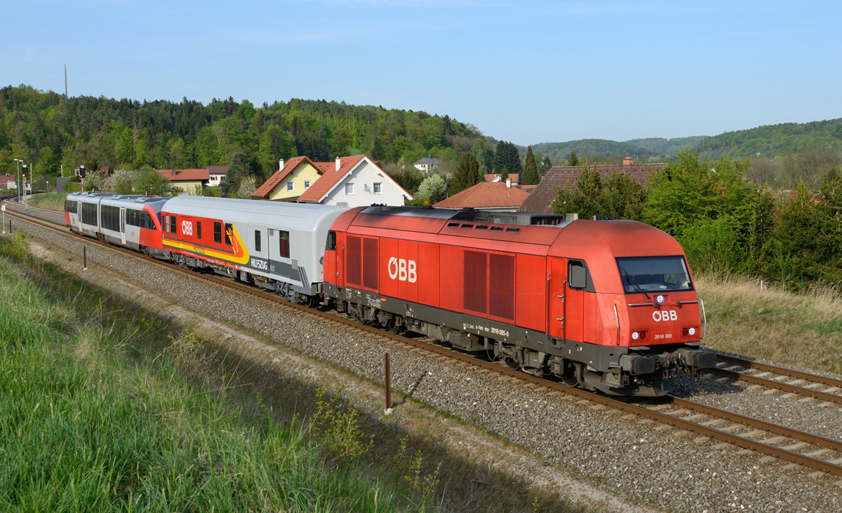 Am Nachmittag des 25. Aprils 2015 machte ein Traktor mit einem Desiro in Flöcking unfreiwillig Bekanntschaft. Resultierend aus diesem Zusammentreffen wurde der 5022 056 so stark beschädigt, dass er mit Hilfe des Grazer Hilfszuges in TS gebracht werden musste. In Authal gelang es mir den Hilfszug 95452 gezogen von der 2016 085 zu fotografieren.

http://www.kleinezeitung.at/s/steiermark/weiz/peak_weiz/4717186/Kollision_Flocking_Traktor-prallte-gegen-Zug
