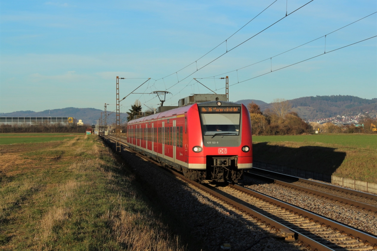 Am Nachmittag des 25.02.2019 ist 425 122 auf der neuen S6 Bensheim-Mainz bei Heddesheim in Richtung Mannheim unterwegs.