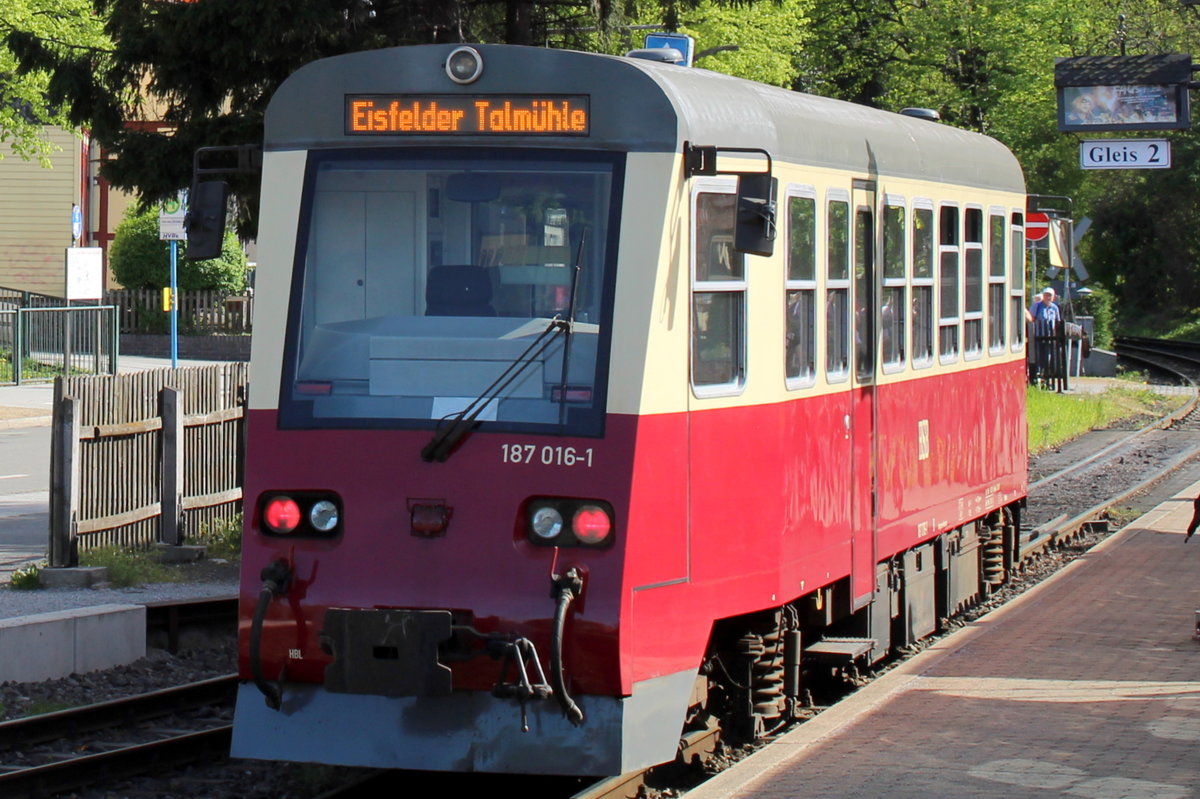 Am Nachmittag des 25.04.19 traf der HB8904, gezogen von 99 7247-2, im Bahnhof Wernigerode-Westerntor auf den Triebwagen 187 016-1 (Halberstädter Bauart), als HSB8905 der weiter nach Eisfelder-Talmühle fuhr.