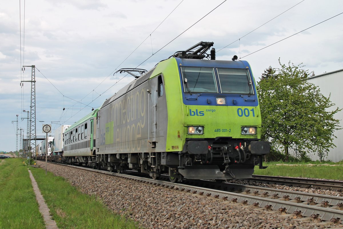 Am Nachmittag des 25.04.2019 fuhr die Re 485 001-2  Haltingen  mit ihrer RoLa (Freiburg (Brsg) Rbf - Novara Boschetto) durch den Haltepunkt von Auggen über die KBS 703 in Richtung Schweizer Grenze fuhr.