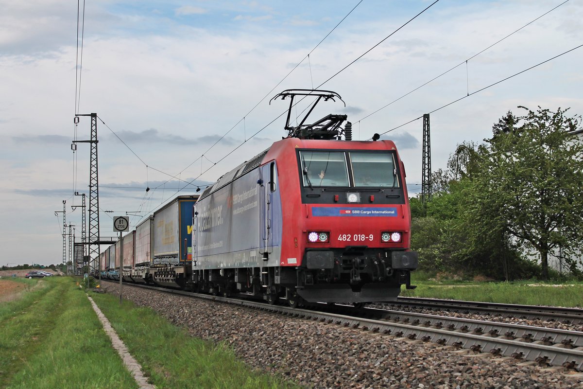 Am Nachmittag des 25.04.2019 fuhr Re 482 018-9  Alpäzähmer  mit einem langen KLV, welchen sie seit Aachen West bespannte, durch den Haltepunkt von Auggen über die Rheintalbahn in Richtung Basel.