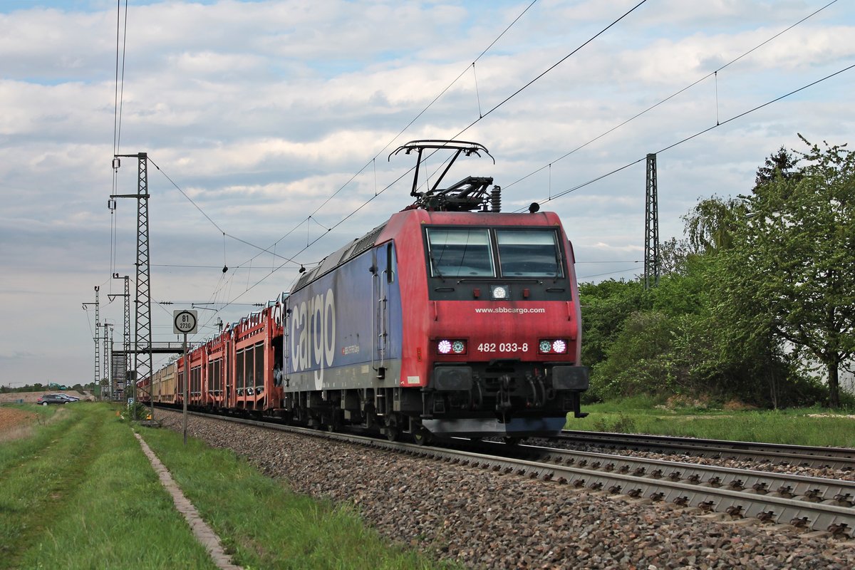 Am Nachmittag des 25.04.2019 fuhr Re 482 033-8  Basler Rheinhäfen  mit dem  Hyundai -Autoganzzug aus Rotterdam durch den Haltepunkt von Auggen über die KBS 703 in Richtung Schweizer Grenze.