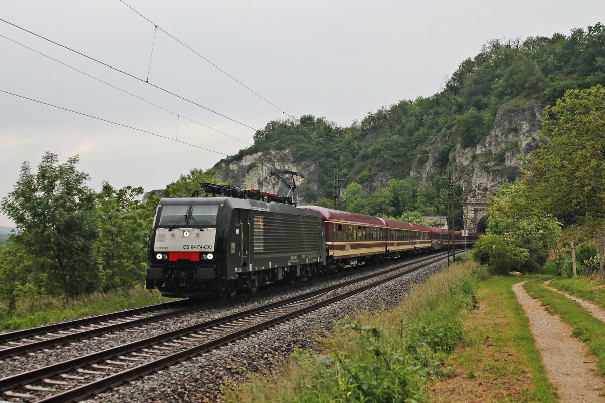 Am Nachmittag des 25.05.2019 fuhr MRCE/TXL ES 64 F4-030 (189 930-1) mit einem  Euro-Express -Pilgerzug nach Lourdes beim Isteiner Klotz über die alte Rheintalbahn in Richtung Basel, wo sie ihren Zug an die SNCF übergeben wird.