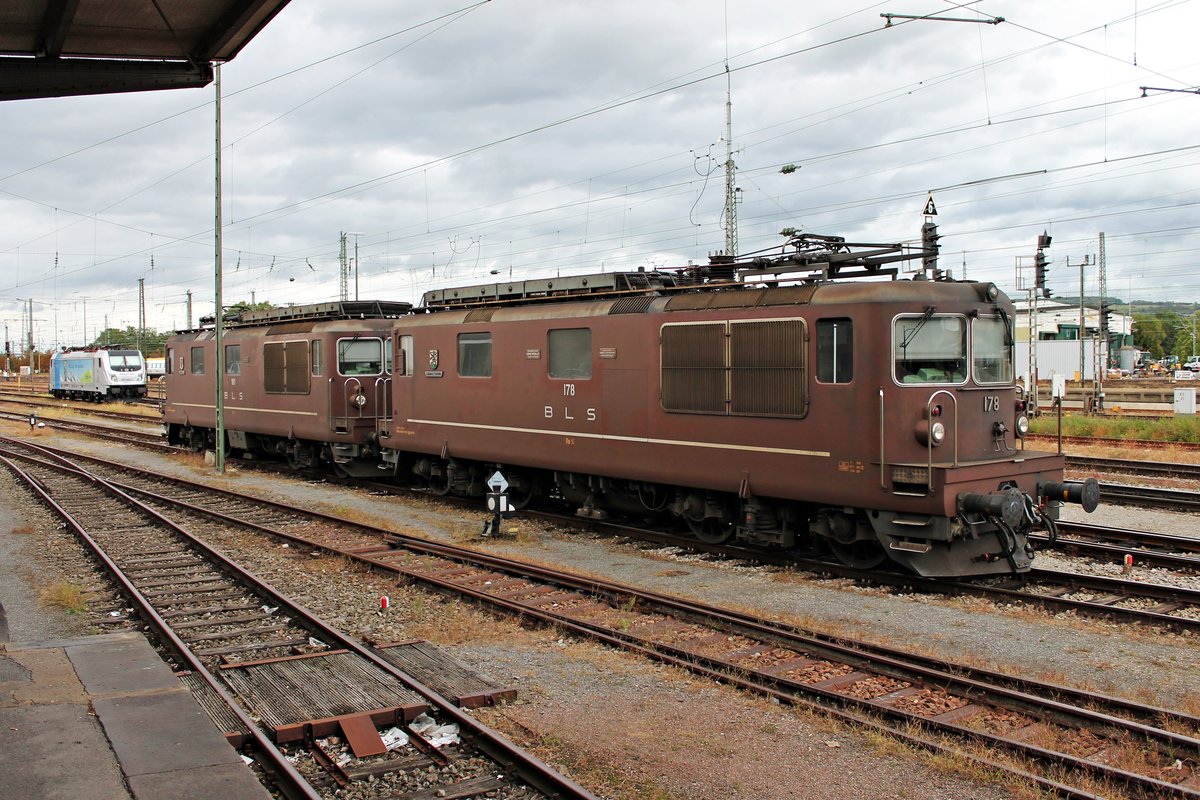 Am Nachmittag des 25.09.2019 stand Re 4/4 178 (425 178-1)  Schwarzenburg  zusammen mit der Re 4/4 181 (425 181-5)  Interlaken  abgestellt im Badischen Bahnhof von Basel und wartete dort auf ihren nächsten Einsatz. Links im Hintergrund ist auch noch die Rpool/BLSC 187 004-7  BLS Cargo. Die Alpinisten.  ebenfalls abgestellt.