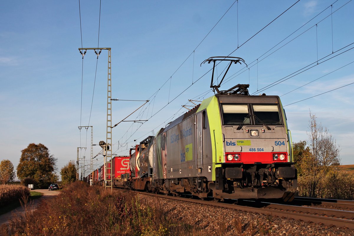 Am Nachmittag des 26.10.2017 fuhr die Re 486 504 mit einem  Gruber -KLV nördlich von Müllheim (Baden) durchs Rheintal gen Schweizer Grenze.