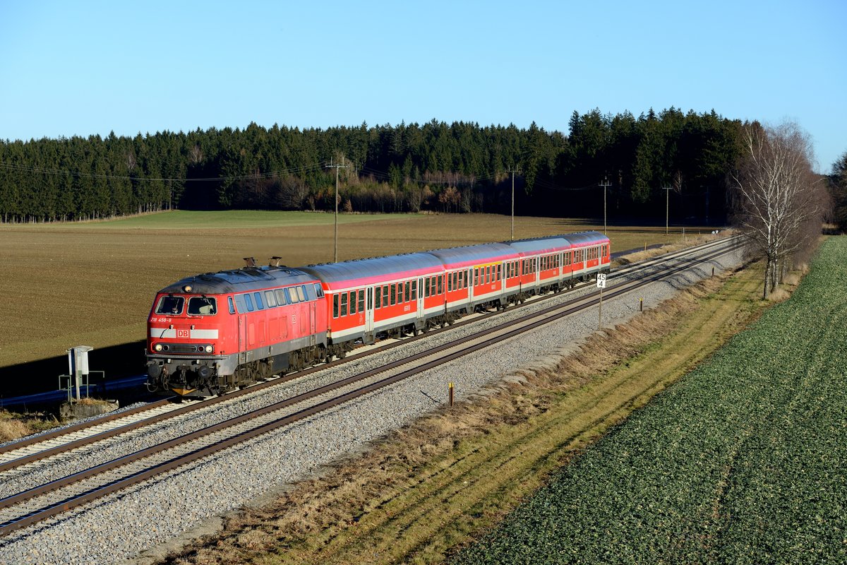 Am Nachmittag des 27. Dezember 2013 konnte 218 458 mit dem RE 57502 nach Füssen bei Machelberg abgelichtet werden.