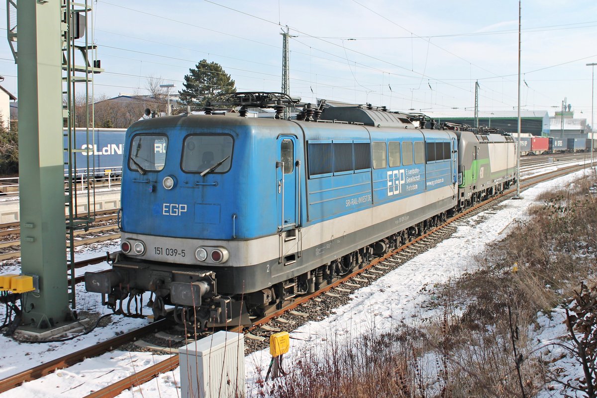 Am Nachmittag des 27.01.2018 stand bei Sonnenschein die SRI/EGP 151 039-5 zusammen mit ELL/ecco Rail 193 241 im Bahnhof von Efringen-Kirchen und wartetem zusammen auf ihren nächsten Einsatz.