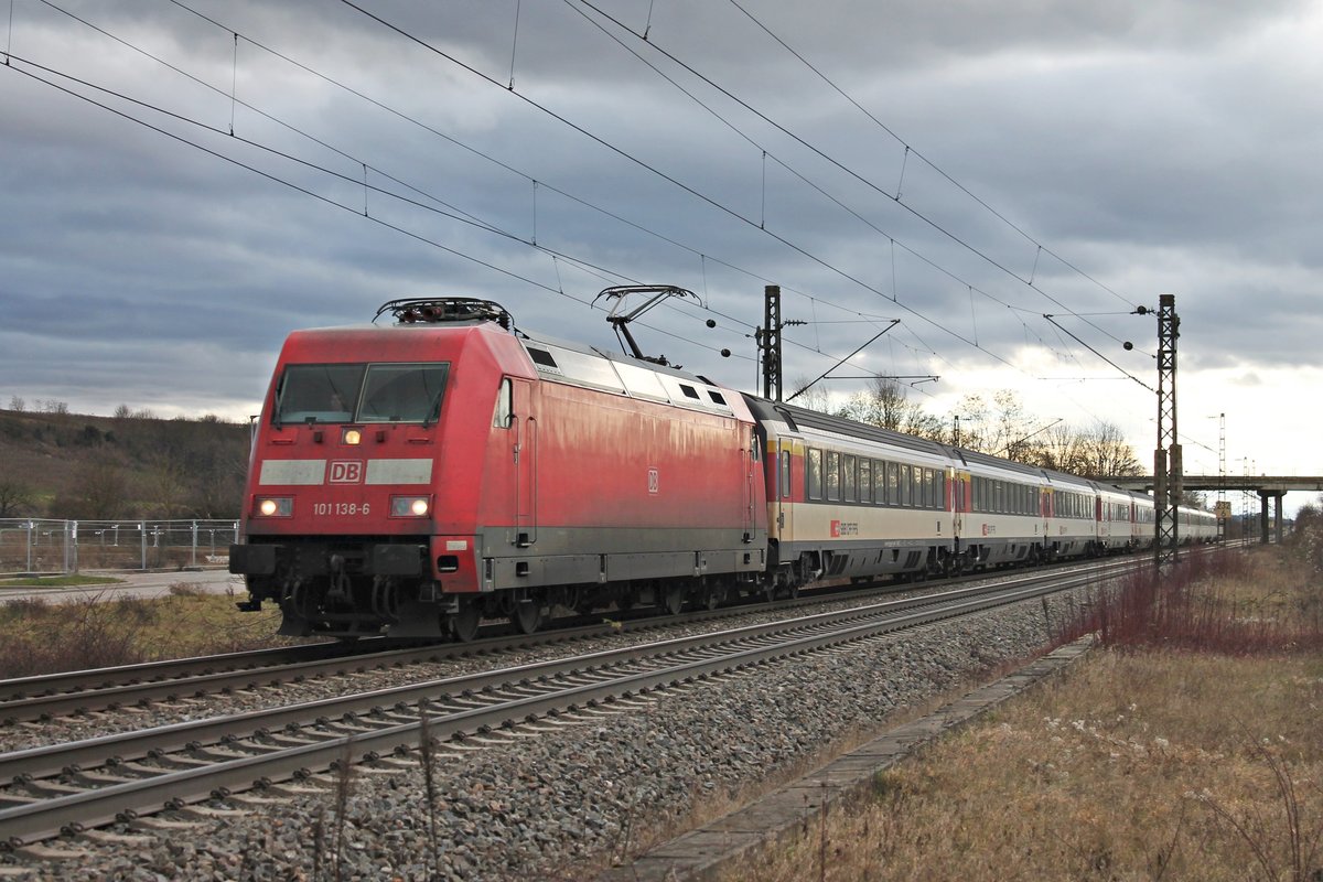 Am Nachmittag des 27.01.2019 fuhr 101 138-6 mit dem EC 6 (Interlaken Ost - Hamburg Altona) südlich von Buggingen über die KBS 703 in Richtung Freiburg (Breisgau).