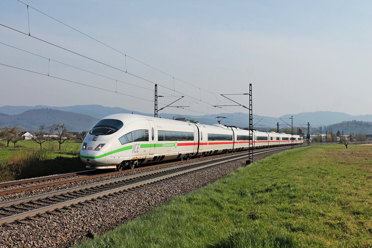 Am Nachmittag des 27.03.2020 fuhr 406 511-6 (4611)  Düsseldorf  als ICE 104 (Basel SBB - Amsterdam CS) bei Kollmarsreute vor der Kulisse des Schwarzwaldes über die Rheintalbahn in Richtung Offenburg.