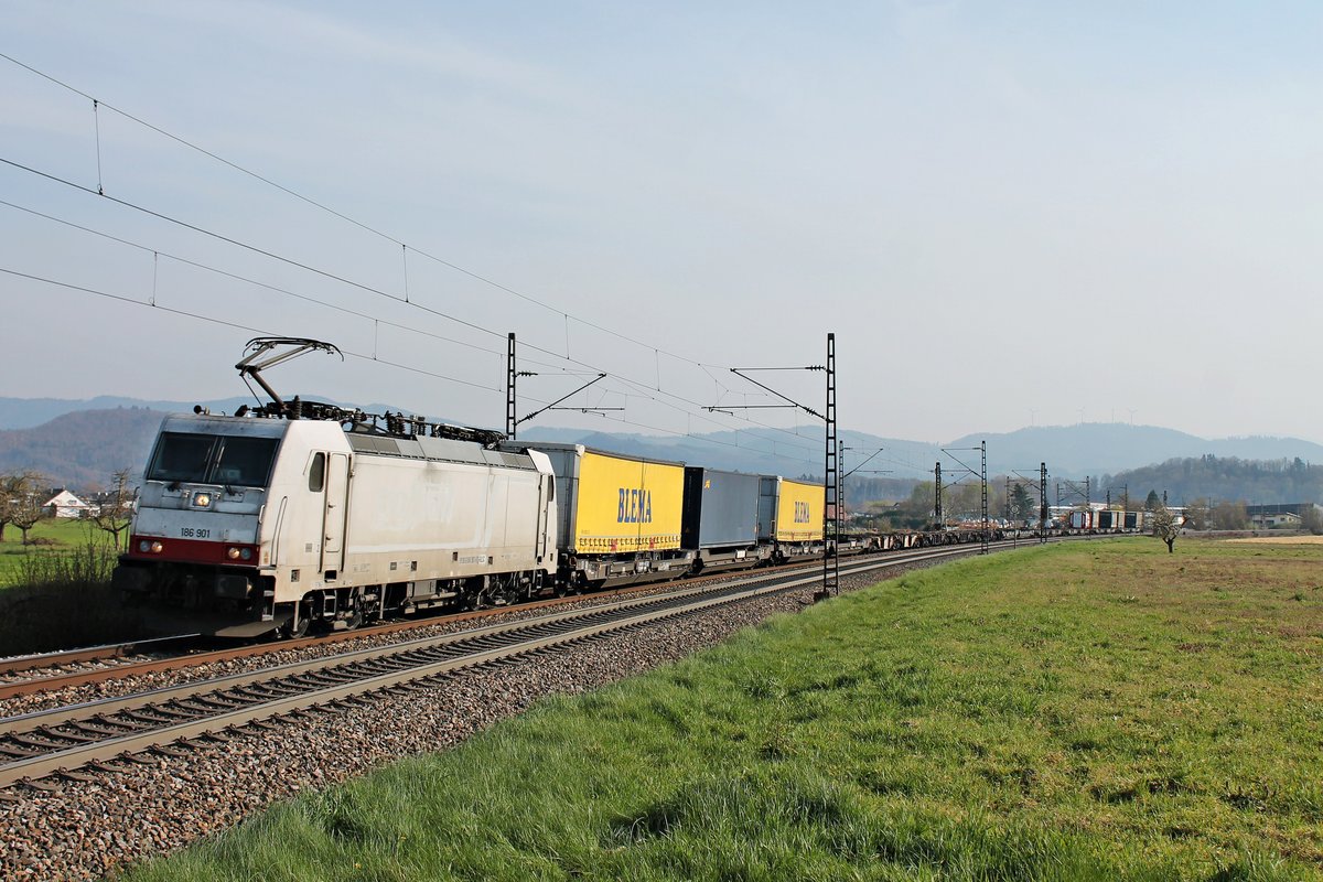 Am Nachmittag des 27.03.2020 fuhr Maquarie/BLSC/TXL 186 901 mit dem DGS 41032 (Busto Arsizio - Krefeld Uerdingen) bei Kollmarsreute über Rheintalbahn am Schwarzwald in Richtung Offenburg vorbei.