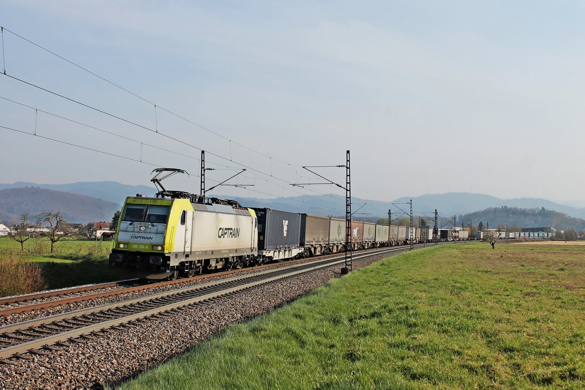 Am Nachmittag des 27.03.2020 fuhr ITL/CCW 186 156-6 mit ihrem Containerzug nach Rotterdam Waalhaven bei Kollmarsreute am Schwarzwald vorbei in Richtung Offenburg.