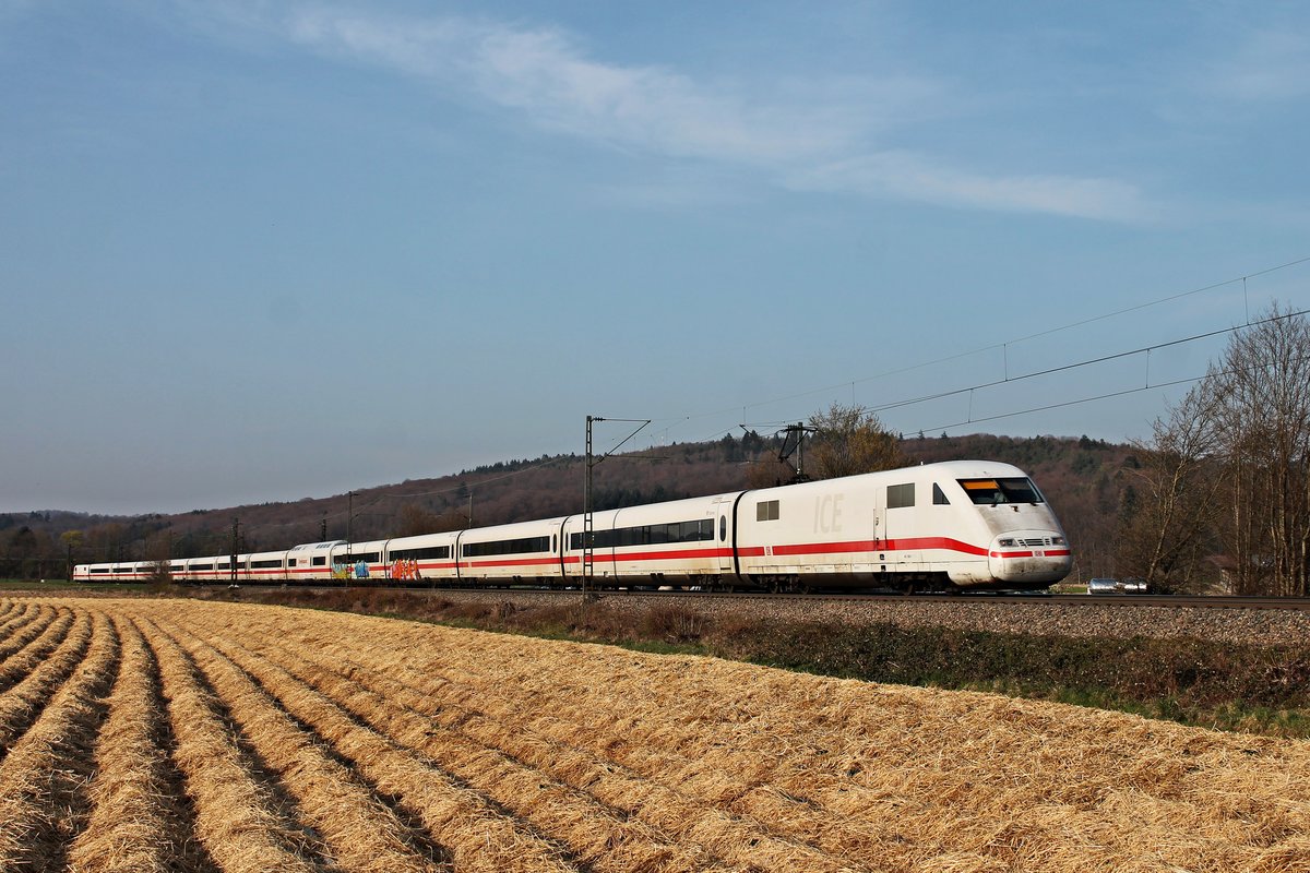 Am Nachmittag des 27.03.2020 fuhr 401 506-1  Itzehoe  als ICE 371 (Berlin Ostbahnhof - Basel Bad Bf) durch die lange Kurve bei Sexau über die Rheintalbahn am Schwarzwald in Richtung Freiburg (Breisgau) vorbei.