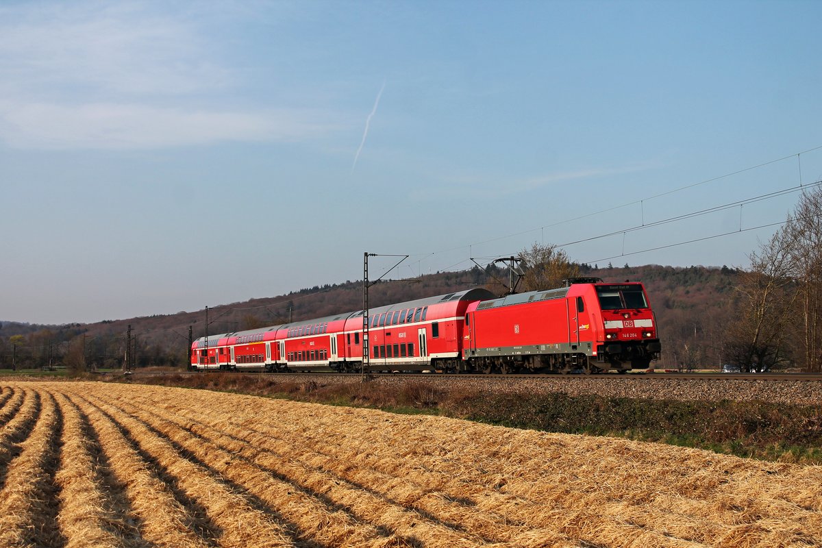 Am Nachmittag des 27.03.2020 fuhr die Freiburger 146 204 mit ihrer RB (Offenburg - Basel Bad Bf) bei Sexau über die Rheintalbahn am Schwarzwald vorbei in Richtung Freiburg (Breisgau).