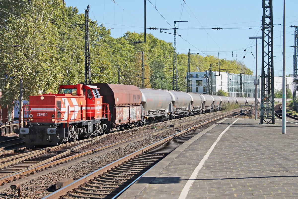 Am Nachmittag des 27.09.2018 fuhr RHC DE91 (272 014-8) mit einem langen Silozug, aus Richtung Köln Eifeltor kommend, durch den Bahnhof von Köln Süd.