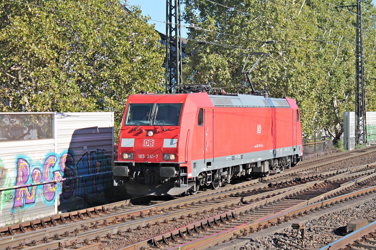 Am Nachmittag des 27.09.2018 fuhr 185 241-7 als Lokzug aus Richtung Gremberg kommend, durch den Bahnhof von Köln Süd in Richtung Köln West.