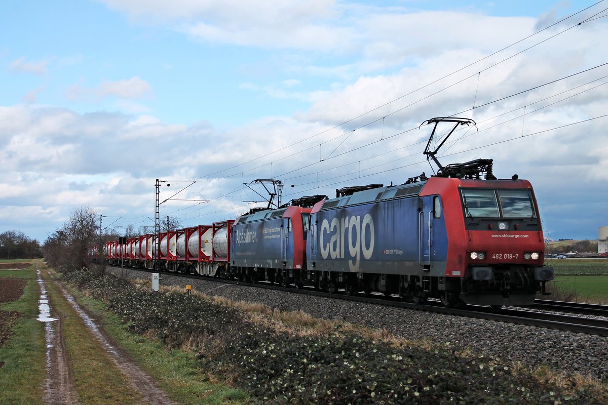 Am Nachmittag des 28.01.2020 fuhr Re 482 019-7 zusammen mit Re 482 013-0  Alpäzähmer  mit dem DGS 95594 (Anklam - Aarberg (CH)), welchen den Containerzug der mit Zuckerdicksaft in Kesselcontainer transportiert seit Karlsruhe Rbf, südlich von Buggingen in Richtung Schweiz. Von Anklam bis Karlsruhe Rbf wurde der Zug von den 155 007-8 und 242 145-1 (142 145-2) der EBS bespannt.