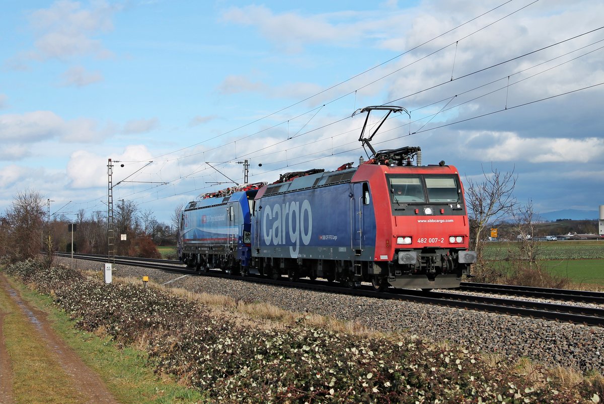 Am Nachmittag des 28.01.2020 fuhr Re 482 007-2 zusammen mit der neuen und leider auch defekten Südleasing/SBBCI 193 518  Ticino/Ceneri 2020  als Tfzf 99489 (Karlsruhe Rbf - Basel SBB RB) südlich von Buggingen über die Rheintalbahn in Richtung Müllheim (Baden).