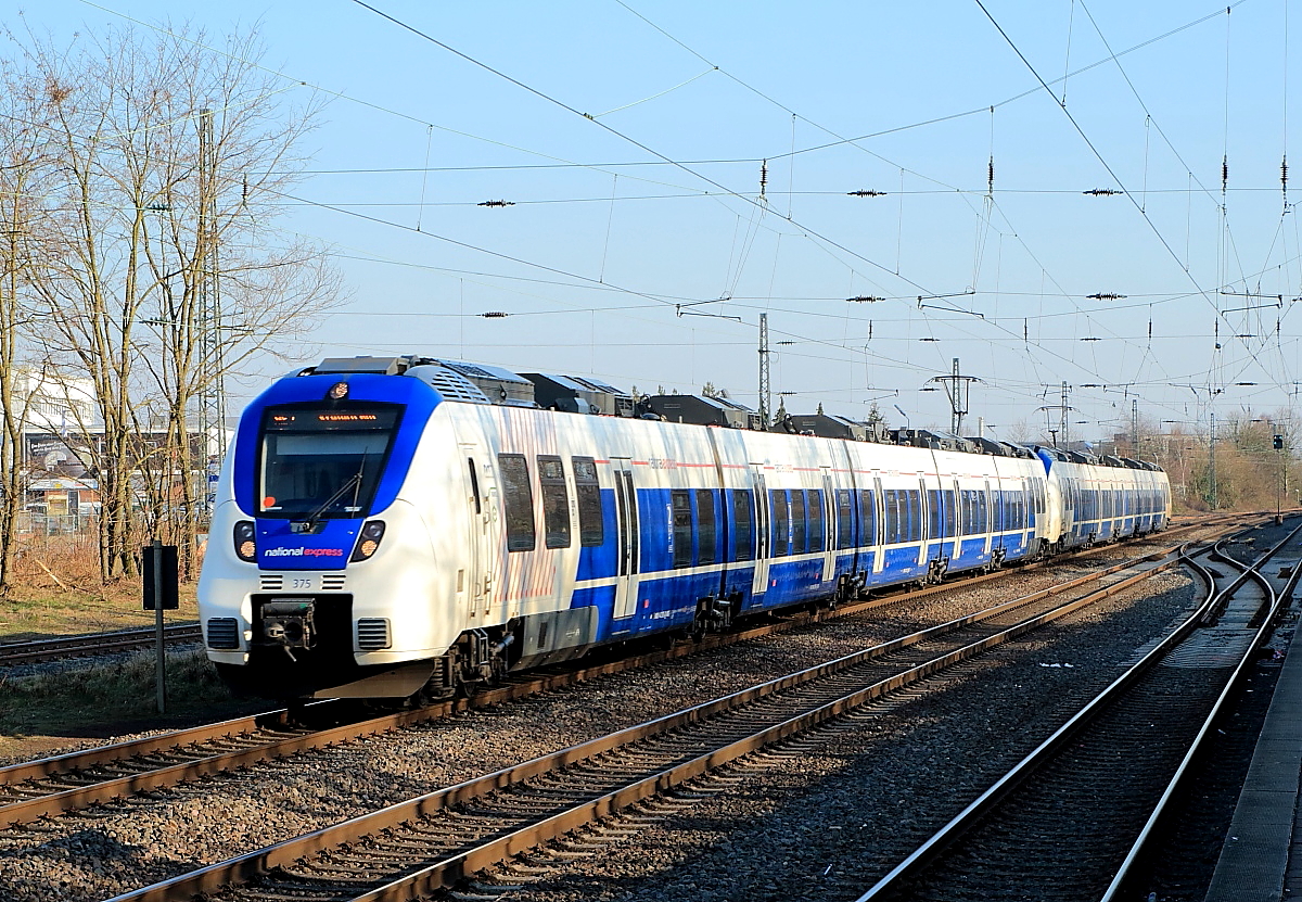 Am Nachmittag des 28.02.2018 durchfahren zwei Talent 2 von National Express, vorne ET 375, Neuss-Norf