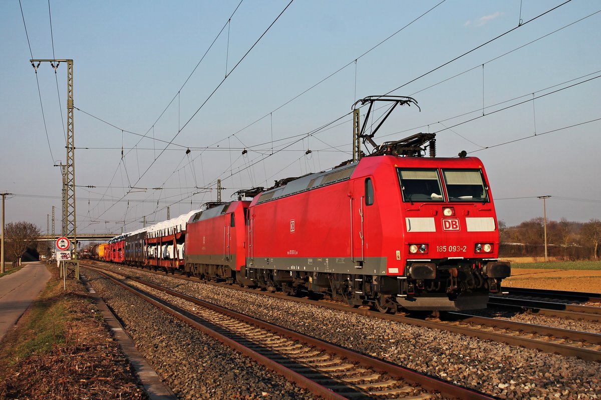 Am Nachmittag des 28.02.2019 fuhr 185 093-2 zusammen mit der Wagenlok 152 092-3 und einem gemischten Güterzug (Mannheim Rbf - Basel Bad Rbf) durch die Überholgleise vom Bahnhof Müllheim (Baden) in Richtung Schweizer Grenze.