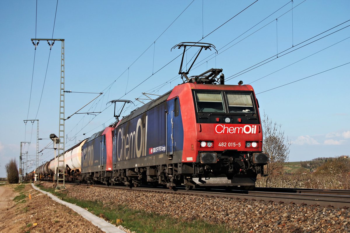 Am Nachmittag des 28.03.2017 bespannte Re 482 015-5  ChemOil  zusammen mit Re 482 005-6 den  BASF -Zug 49069 (Ludwigshafen BASF Ubf - Muttenz), als sie nördlich von Müllheim (Baden) nur noch wenige Kilometer vor sich bis zum Zielbahnhof hatten.