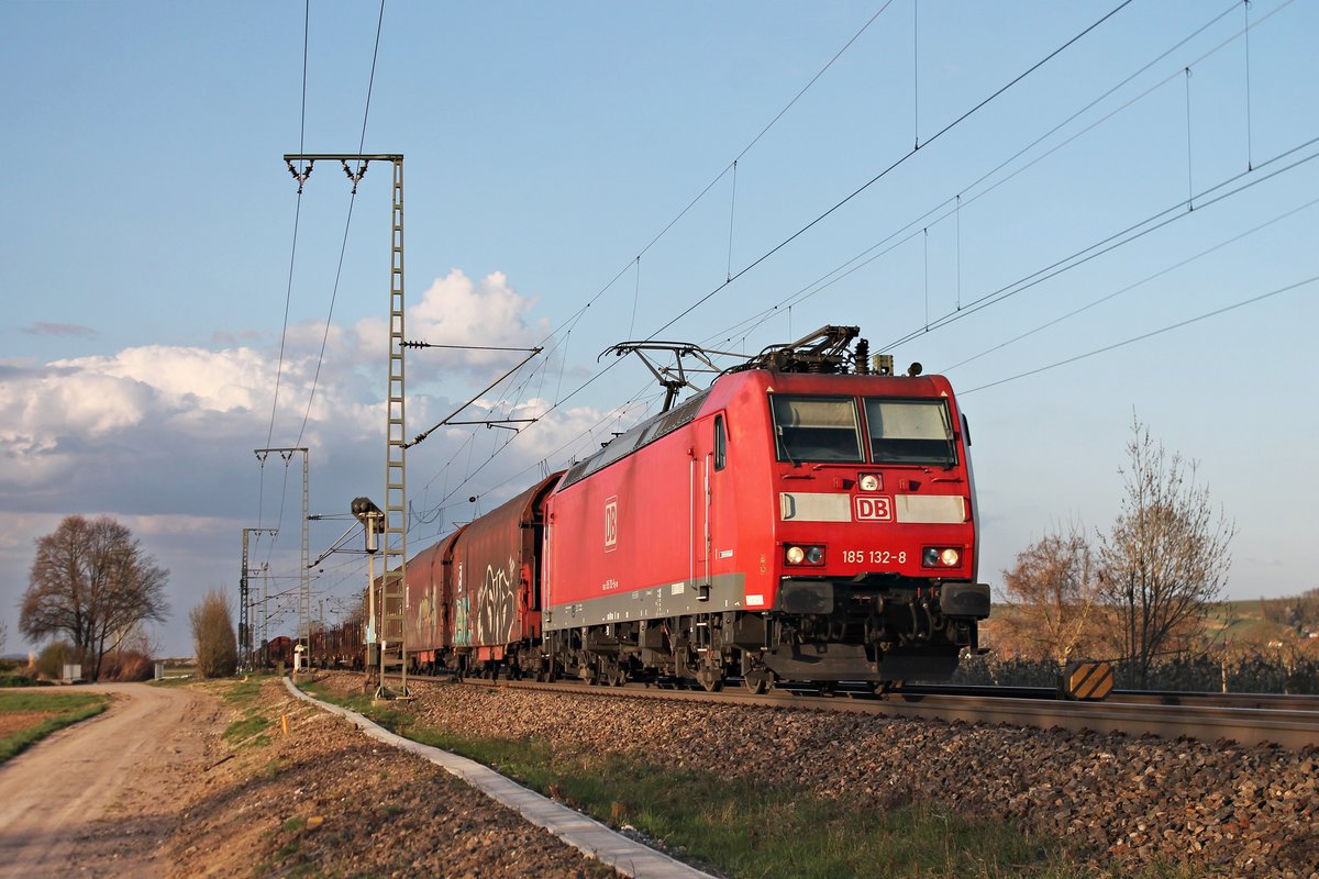 Am Nachmittag des 28.03.2017 fuhr 185 132-8 mit einem gemischten Güterzug (Mannheim Rbf - Chiasso) nördlich von Müllheim (Baden) durchs Markgräflerland in Richtung Basel.