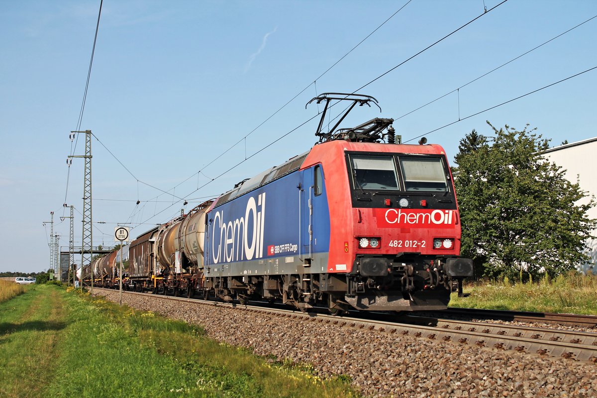 Am Nachmittag des 28.08.2019 bespannte die Re 482 012-2  ChemOil  den  BASF -Zug DGS 49069 (Karlsruhe Gbf - Basel SBB Rbf), als sie durch den Haltepunkt von Auggen in Richtung Schweizer Grenze fuhr.