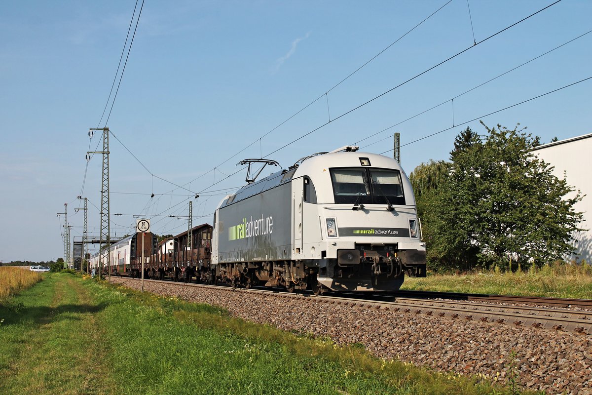 Am Nachmittag des 28.08.2019 fuhr RADVE 183 500-8 mit einem Überführungszug, in dem mehrere Mittel- und ein Endwagen von einem SBB TWINDEXX eingereiht waren, über die Rheintalbahn durch den Haltepunkt von Auggen in Richtung Schweizer Grenze.