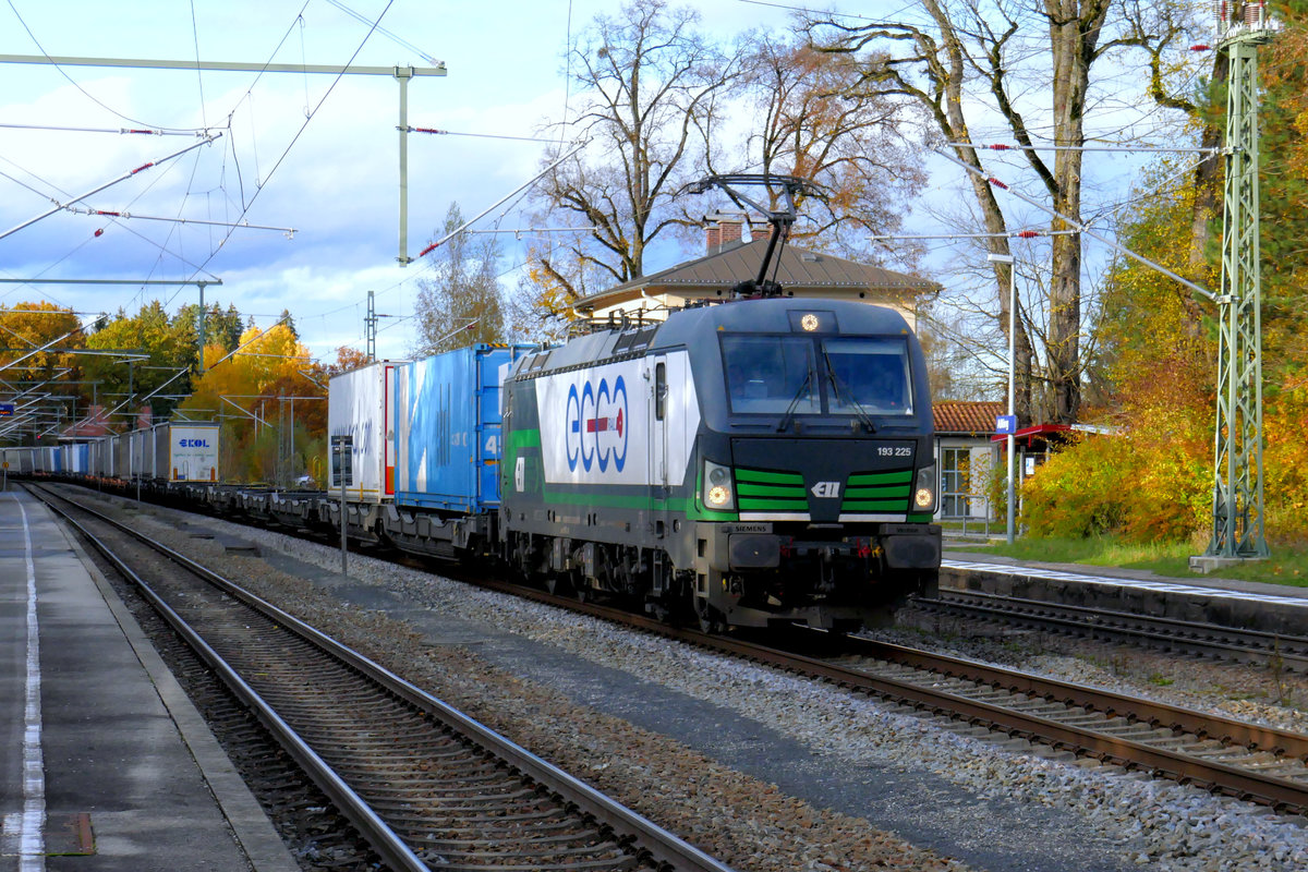 Am Nachmittag des 28.10.2020, dem letzten Mittwoch des Oktobers 2020, durchfährt Vectron 193 225 von ELL, vermietet an ECCO, mit dem Ekol-Zug nach Trieste den Bahnhof von Aßling in Oberbayern.