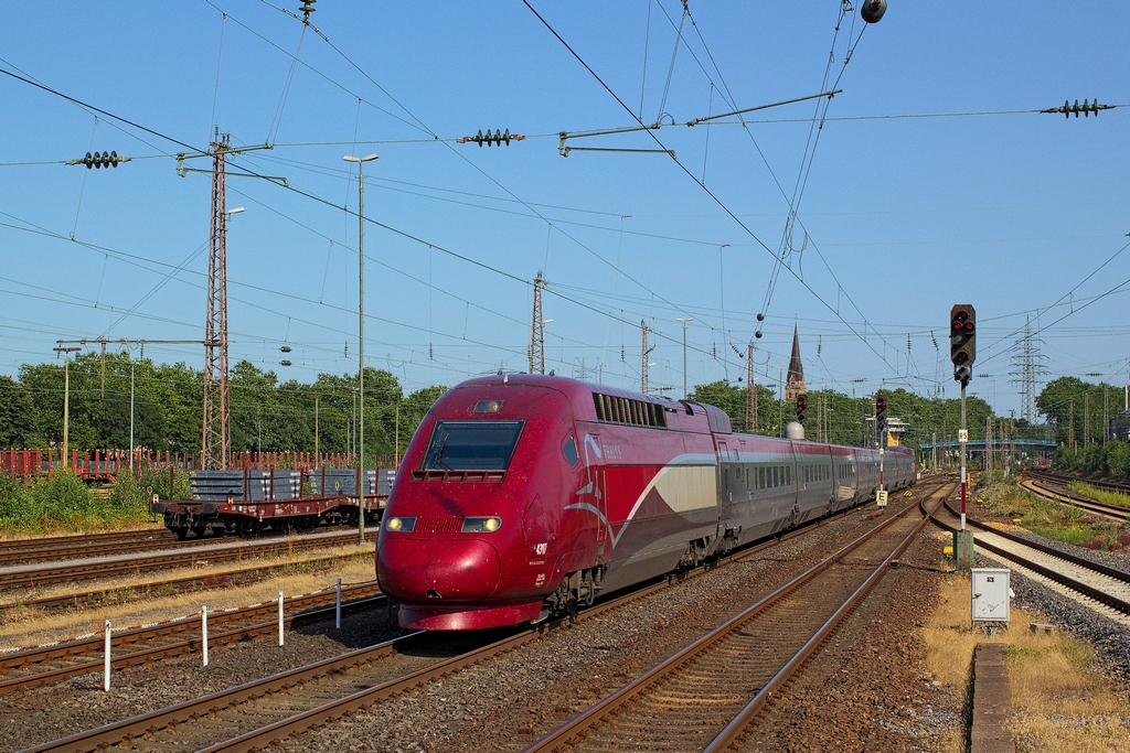 Am Nachmittag des 2.8.2013 ist planmig der Thalys als Leerzug aus Essen nach Kln unterwegs und passiert gerade Styrum