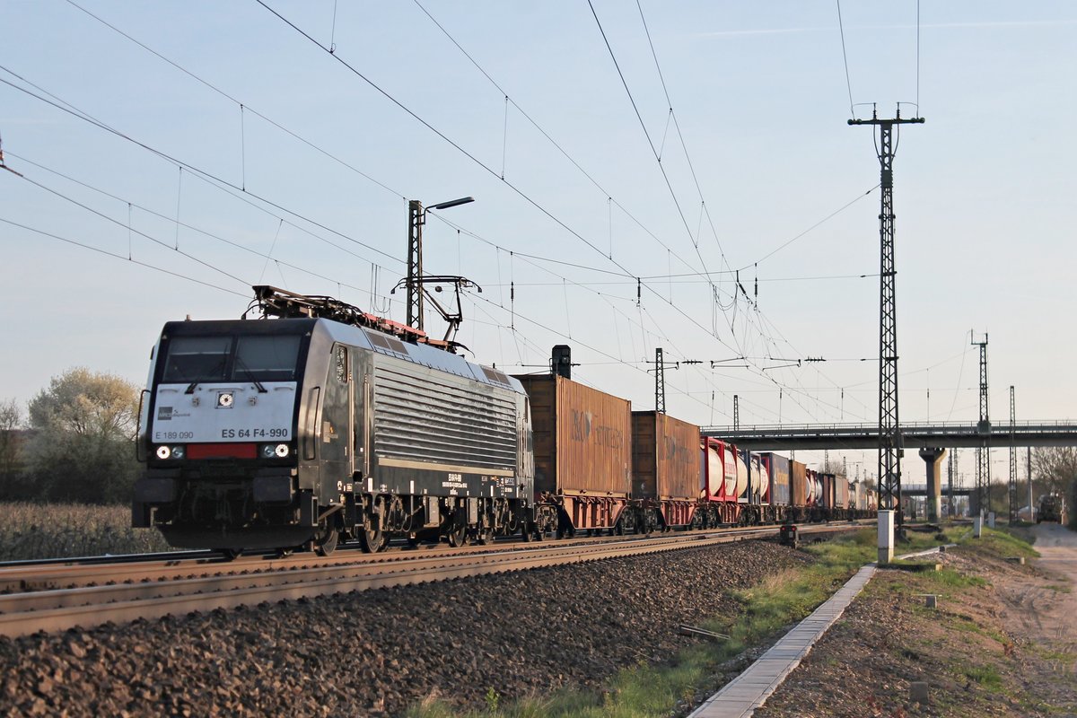 Am Nachmittag des 29.03.2017 fuhr MRCE/SBBCI ES 64 F4-990 (189 090-4) mit einem Containerzug nach Rotterdam Waalhaven durch den Bahnhof von Müllheim (Baden) in Richtung Buggingen.