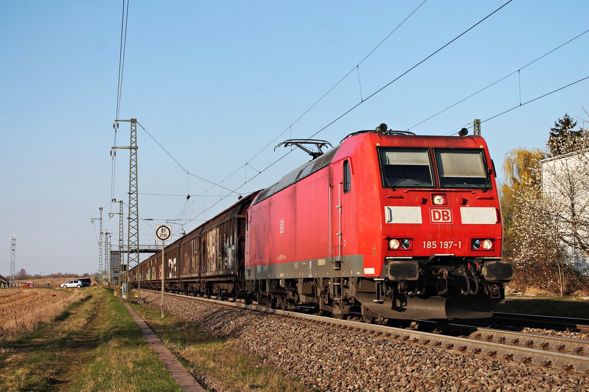 Am Nachmittag des 29.03.2019 fuhr 185 197-1 mit ihrem  H-Wagen -Zug, welcher komplett mit leeren Redbull-Dosen beladen ist, südlich vom Haltepunkt Auggen über die Rheintalbahn in Richtung Schweizer Grenze.