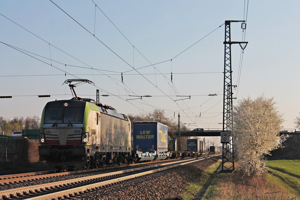 Am Nachmittag des 29.03.2019 fuhr Re 475 409 mit einem schwach ausgelasteten  LKW Walter -KLV südlich vom Haltepunkt Auggen über die KBS 703 durchs Rheintal in Richtung Freiburg (Breisgau).