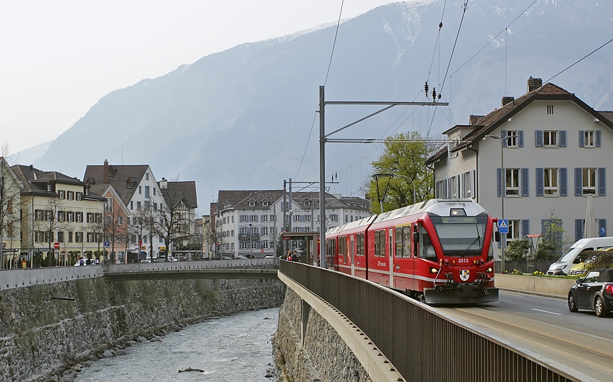 Am Nachmittag des 29.03.2022 kommt der ABe 8/12 3513 mit einem Zug nach Arosa in der Haltestelle Chur Altstadt an